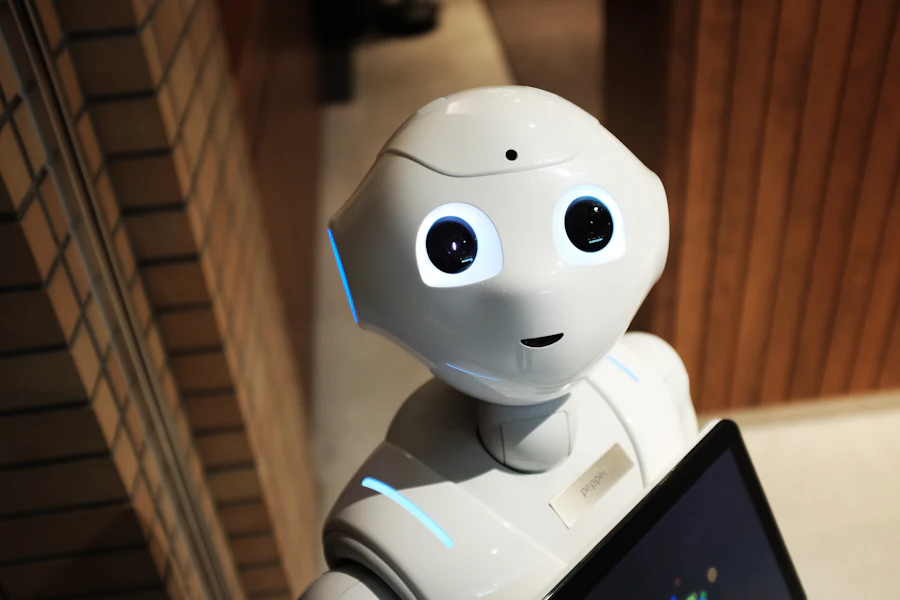 Avtonomni robot v industrijskem okolju med delovanjem